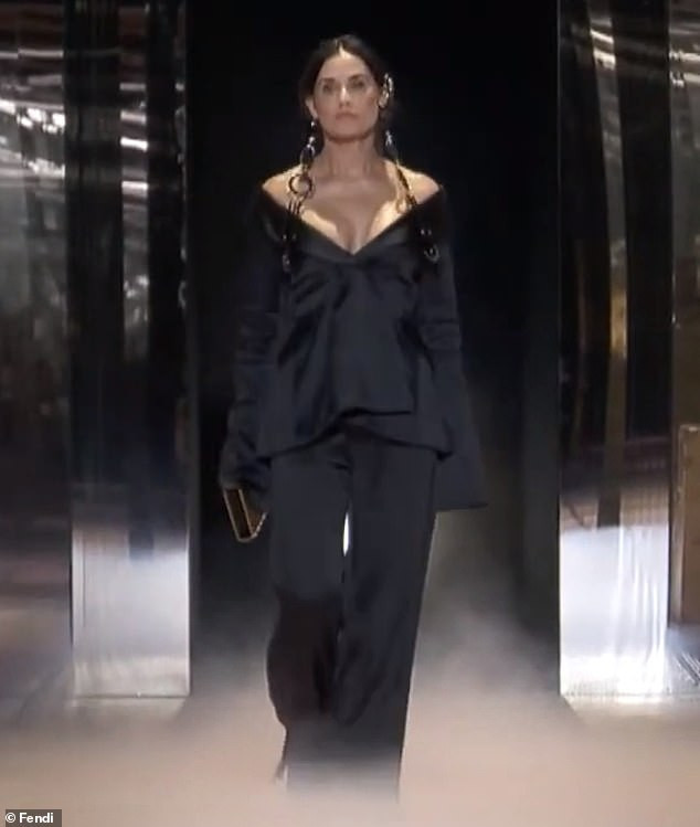 Minh tinh Demi Moore gợi cảm diễn thời trang, mặt khác lạ nghi phẫu thuật thẩm mỹ ảnh 3