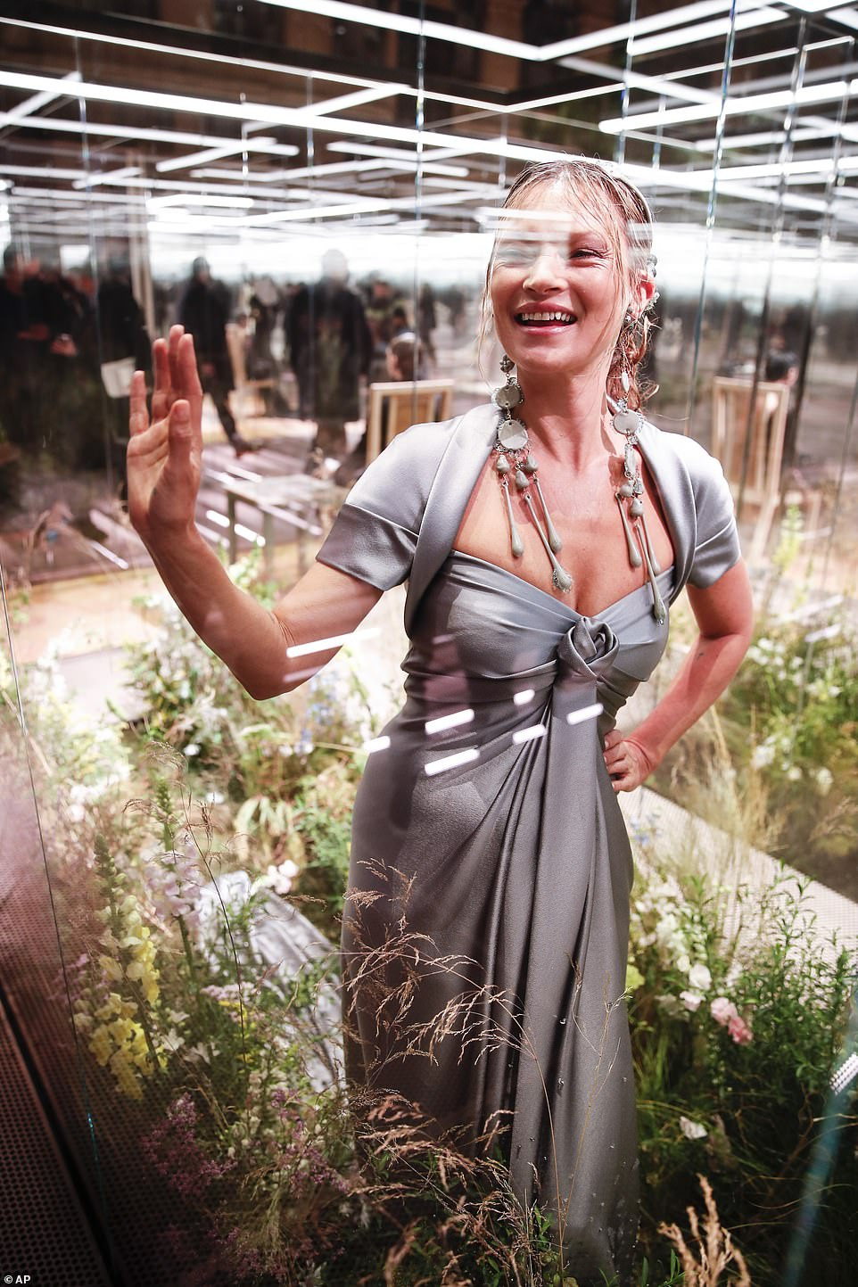 Minh tinh Demi Moore gợi cảm diễn thời trang, mặt khác lạ nghi phẫu thuật thẩm mỹ ảnh 9