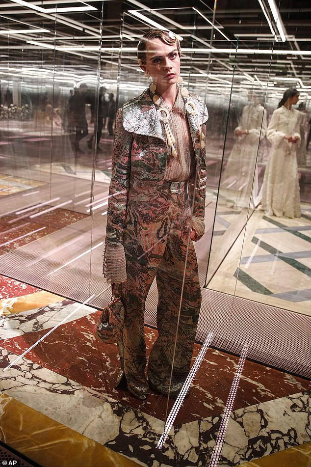 Minh tinh Demi Moore gợi cảm diễn thời trang, mặt khác lạ nghi phẫu thuật thẩm mỹ ảnh 15