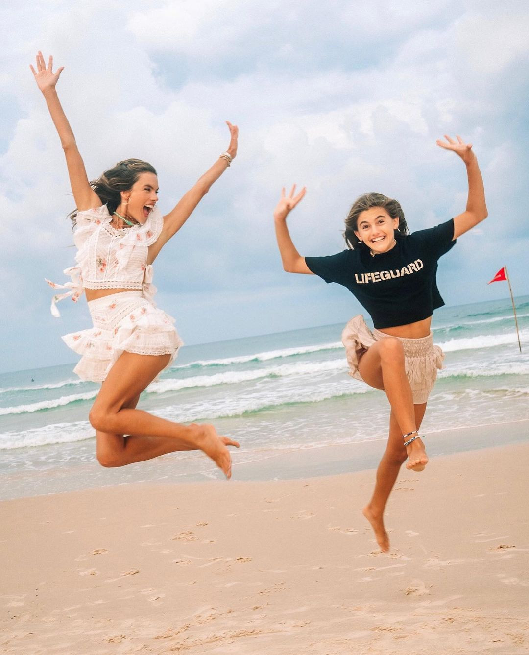 Nữ thần áo tắm Brazil thu hút mọi ánh nhìn trên biển ảnh 17