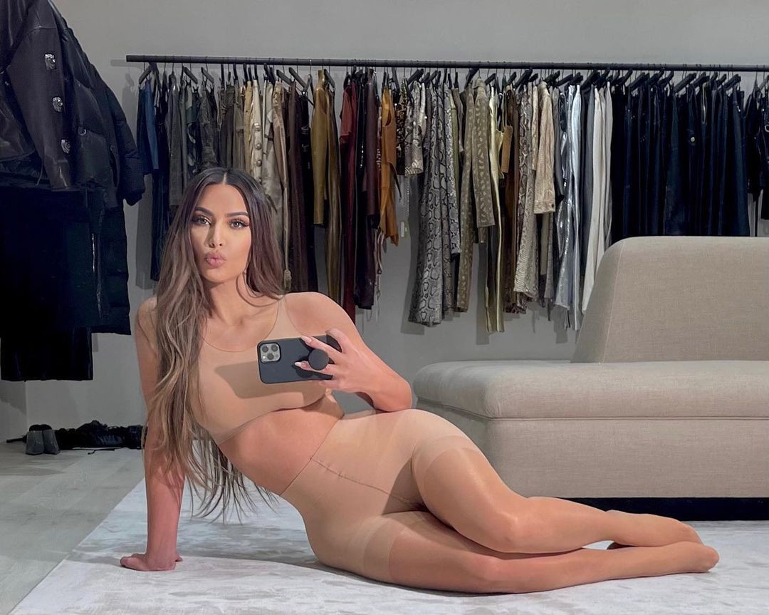 Kim Kardashian thả dáng 'đồng hồ cát' với bodysuit ánh kim ảnh 4
