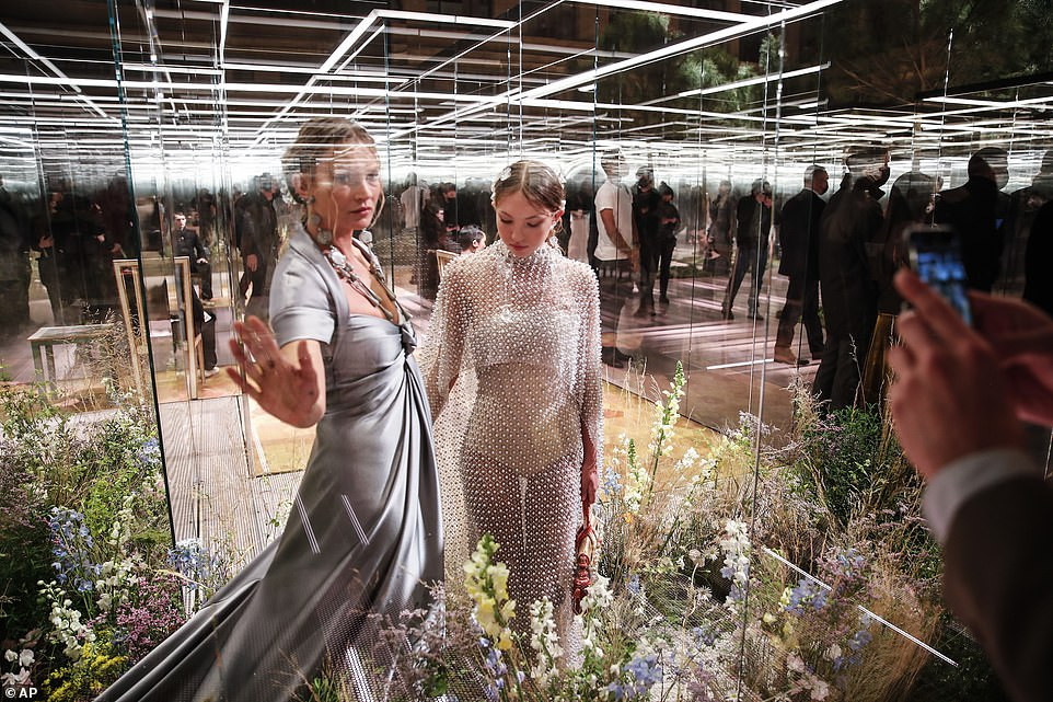 Minh tinh Demi Moore gợi cảm diễn thời trang, mặt khác lạ nghi phẫu thuật thẩm mỹ ảnh 11