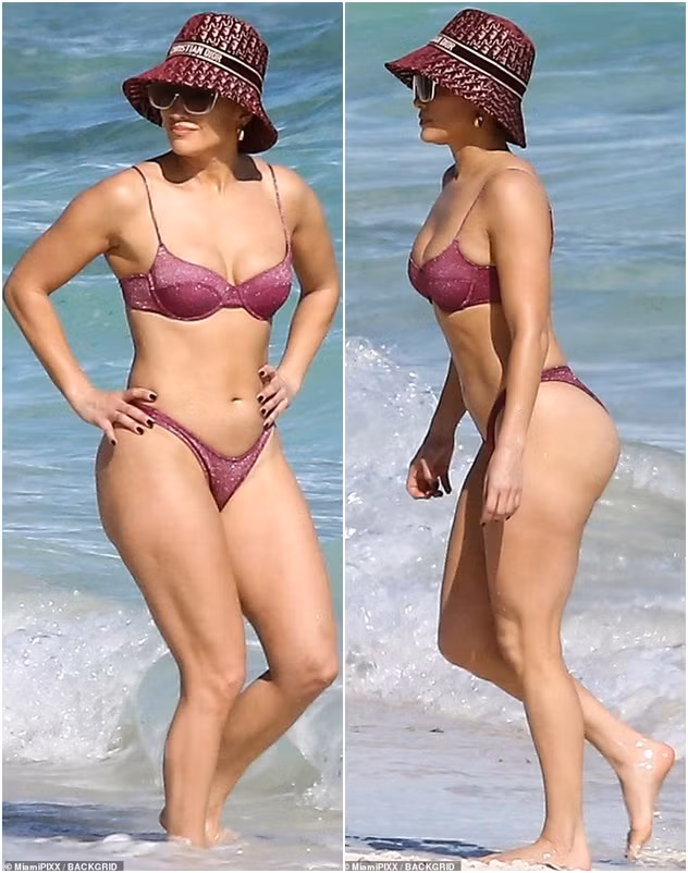 Dạo biển cùng hôn phu, Jennifer Lopez thả dáng rực lửa tuổi 51 ảnh 4