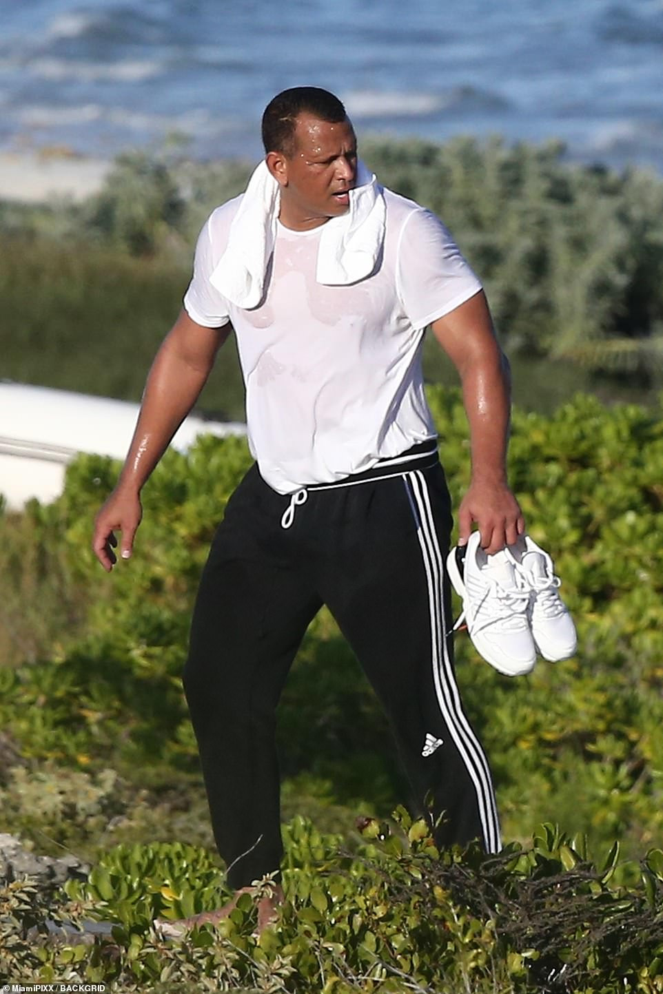 Dạo biển cùng hôn phu, Jennifer Lopez thả dáng rực lửa tuổi 51 ảnh 10