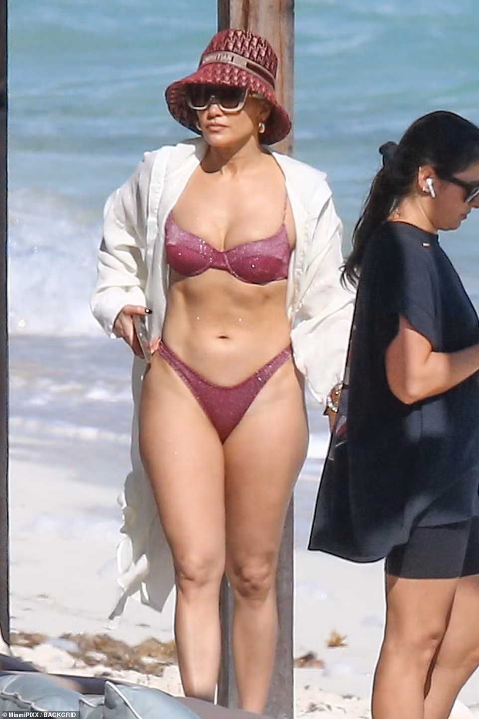 Dạo biển cùng hôn phu, Jennifer Lopez thả dáng rực lửa tuổi 51 ảnh 6