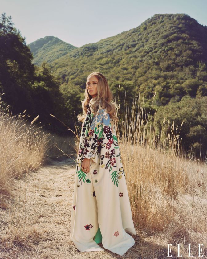 Jennifer Lopez phô diễn đường cong nóng bỏng trứ danh ảnh 17