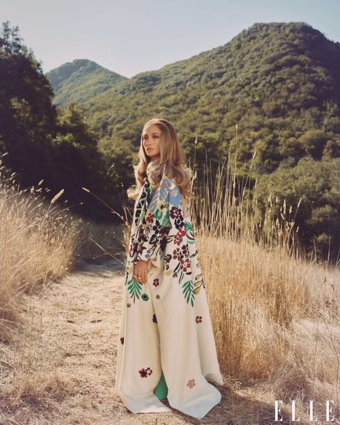 Jennifer Lopez phô diễn đường cong nóng bỏng trứ danh ảnh 17