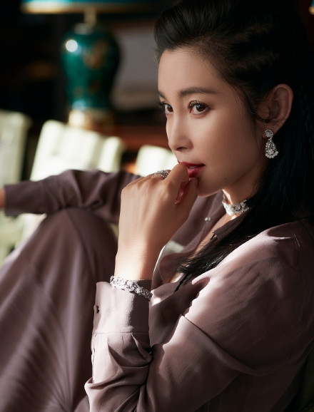 'Đả nữ' Lý Băng Băng mặc gợi cảm trẻ trung dù sắp 50 tuổi ảnh 18