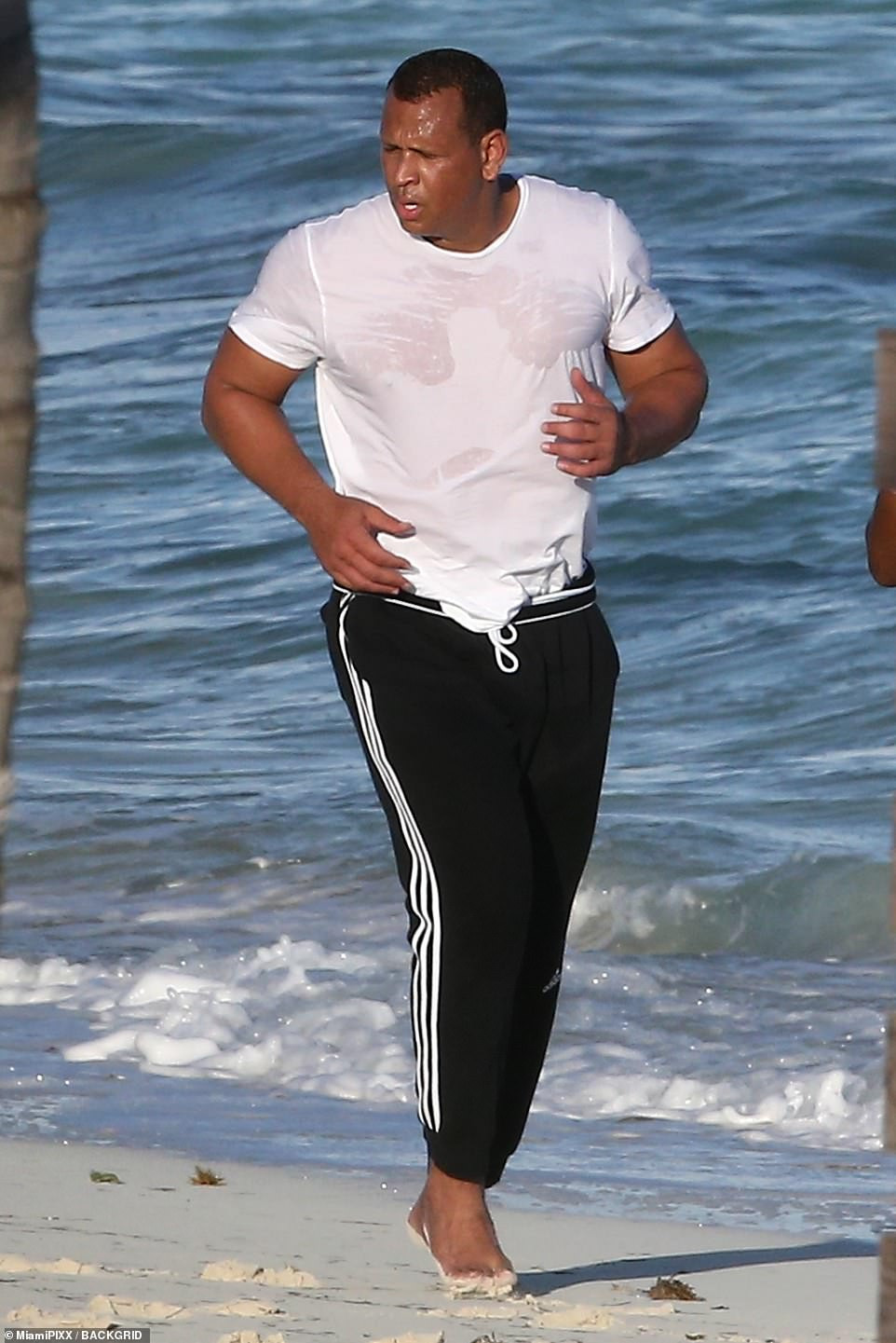 Dạo biển cùng hôn phu, Jennifer Lopez thả dáng rực lửa tuổi 51 ảnh 9