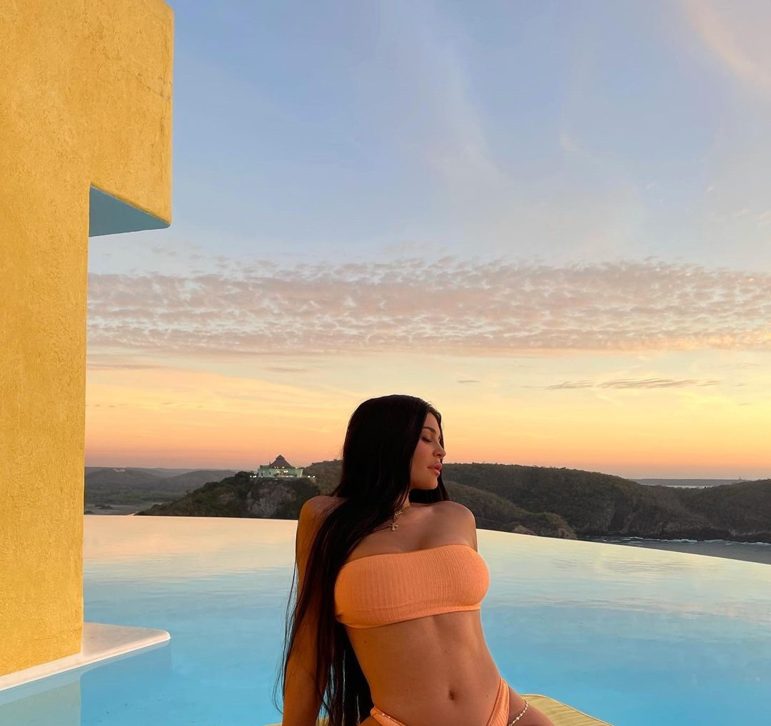 Nữ tỉ phú 23 tuổi Kylie Jenner phô diễn vòng 3 ngoại cỡ ảnh 1