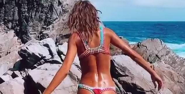Siêu mẫu Izabel Goulart diện bikini tôn dáng 'rực lửa' ảnh 8