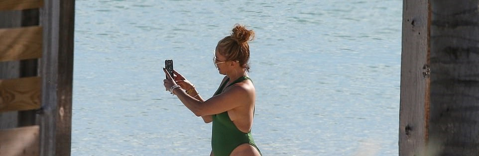 Jennifer Lopez phô diễn đường cong nóng bỏng trứ danh ảnh 3