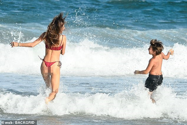 Nữ thần áo tắm Brazil thu hút mọi ánh nhìn trên biển ảnh 8