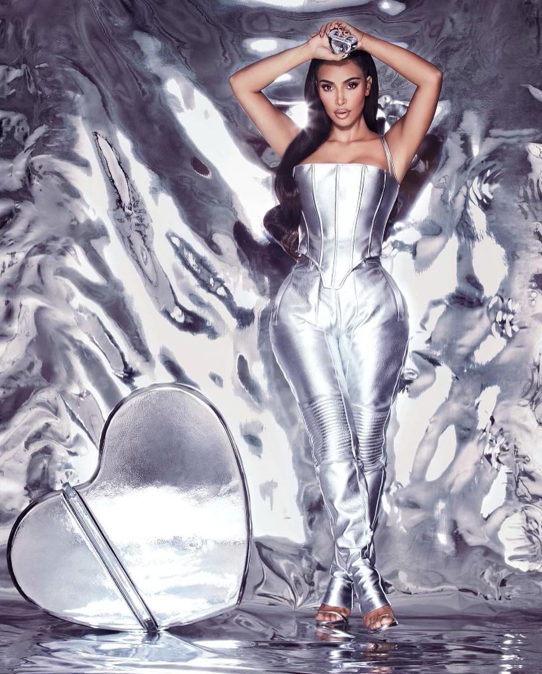 Kim Kardashian thả dáng 'đồng hồ cát' với bodysuit ánh kim ảnh 2