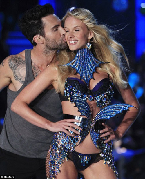 Mặc áo tắm yếm hở bạo, siêu mẫu xứ bạch dương gợi cảm hút mắt ở Miami ảnh 9