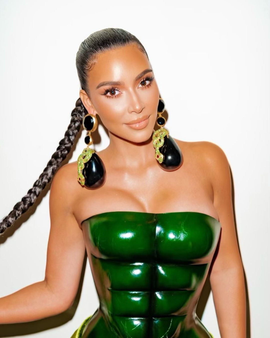 Kim Kardashian thả dáng 'đồng hồ cát' với bodysuit ánh kim ảnh 7