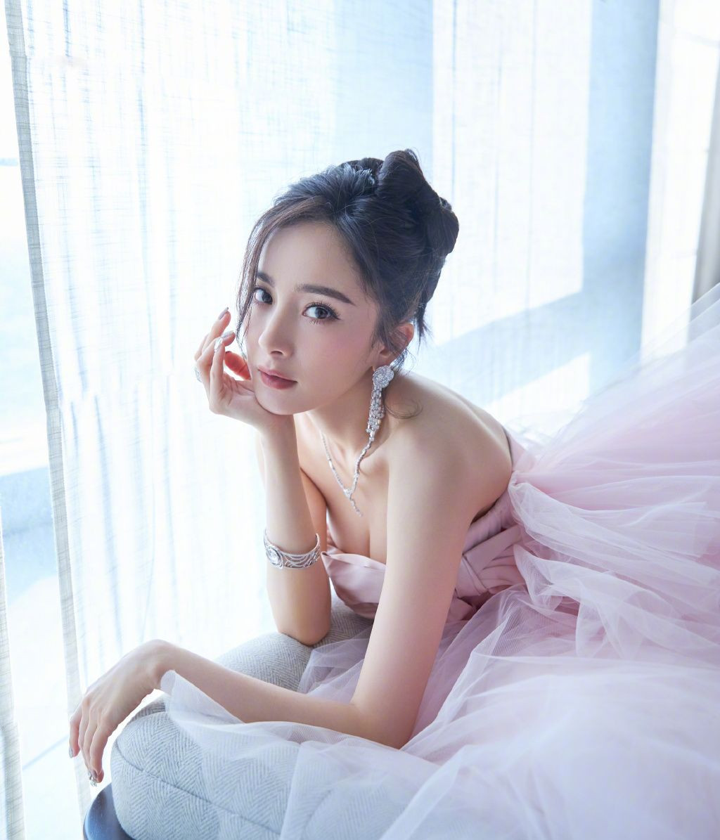 Dương Mịch quyến rũ và xinh đẹp như hoa đón năm mới ảnh 12