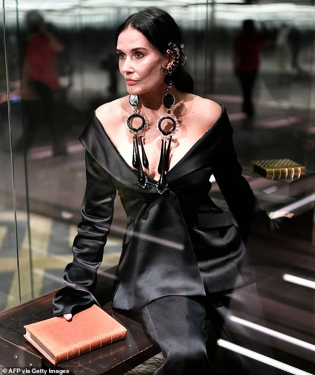 Minh tinh Demi Moore gợi cảm diễn thời trang, mặt khác lạ nghi phẫu thuật thẩm mỹ ảnh 5