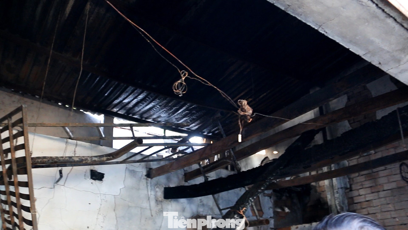 Cận cảnh hiện trường vụ cháy làm 5 người chết thương tâm ở Sài Gòn sáng 27 tết ảnh 8
