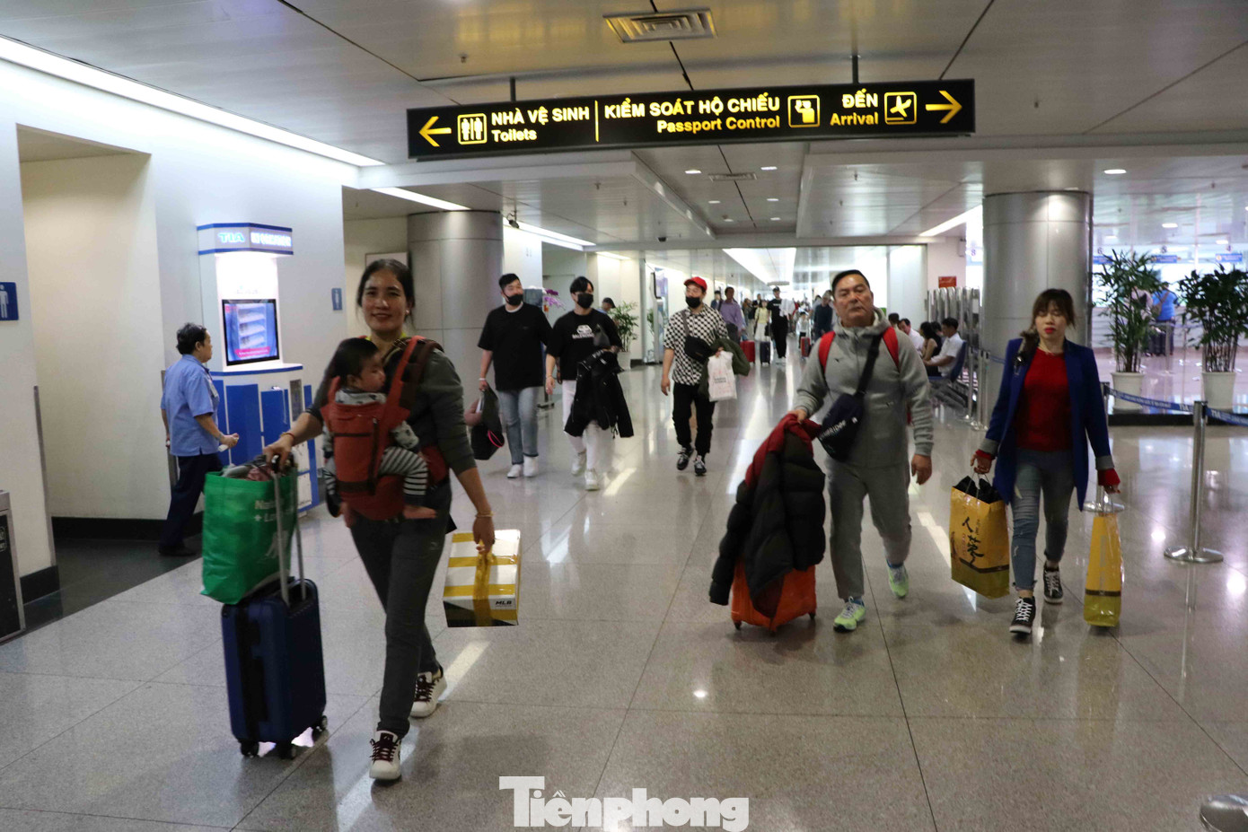 Chống virus corona: Giám sát chặt khách quốc tế tại sân bay Tân Sơn Nhất ảnh 4