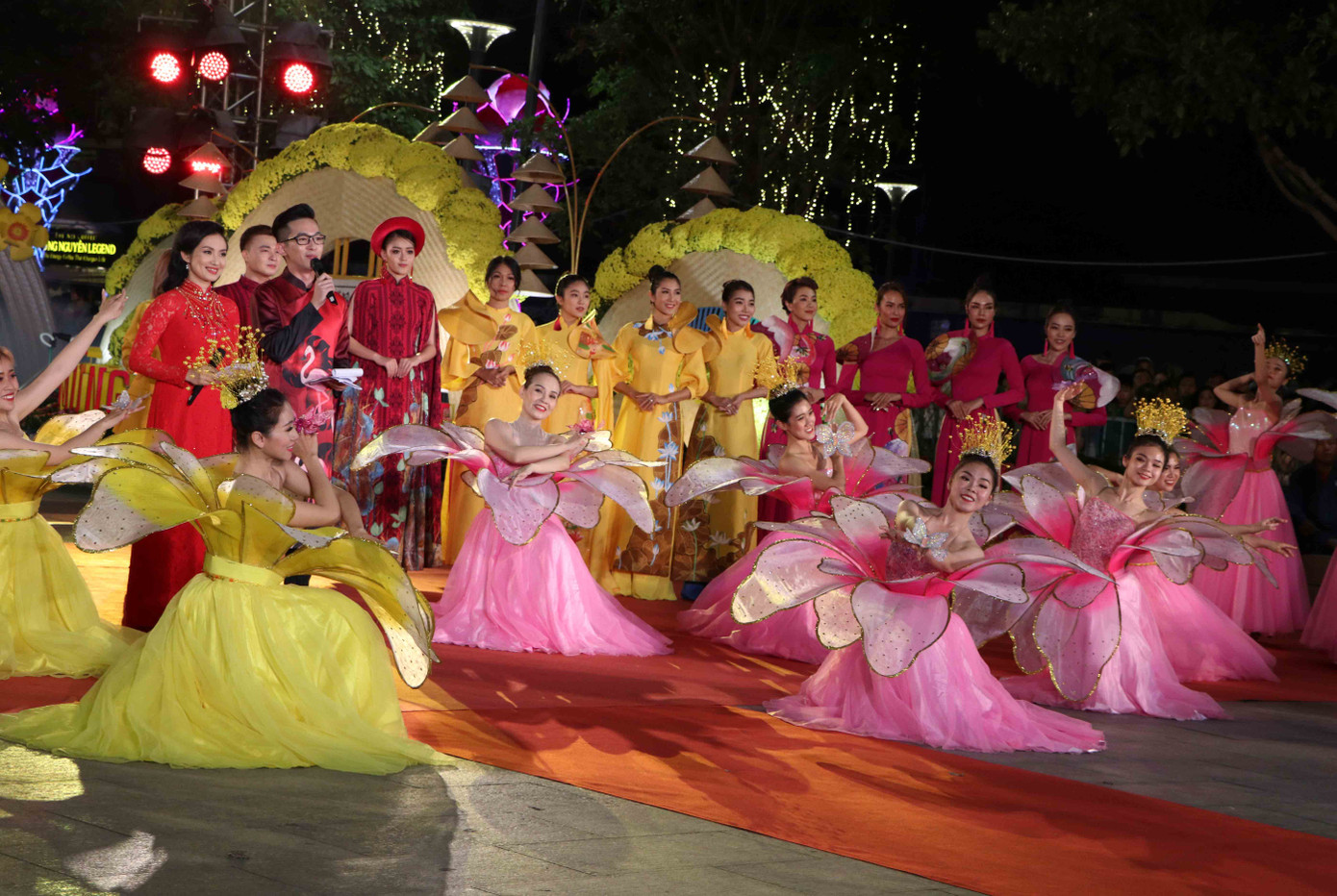 Đường hoa Nguyễn Huệ xuân Canh Tý chính thức mở cửa đón khách ảnh 2