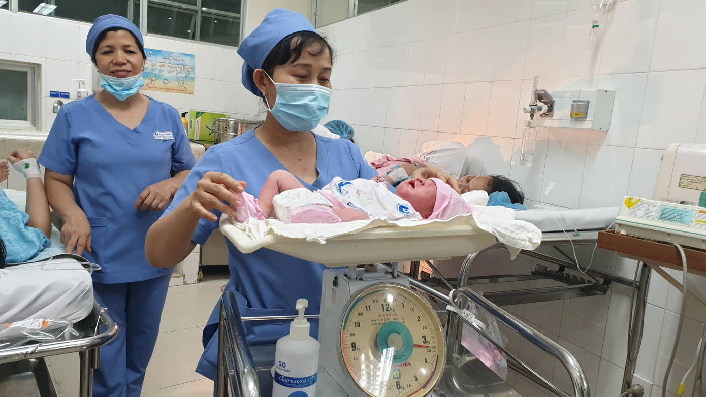 Những 'thiên thần' chào đời đúng thời khắc chuyển giao năm mới ảnh 1