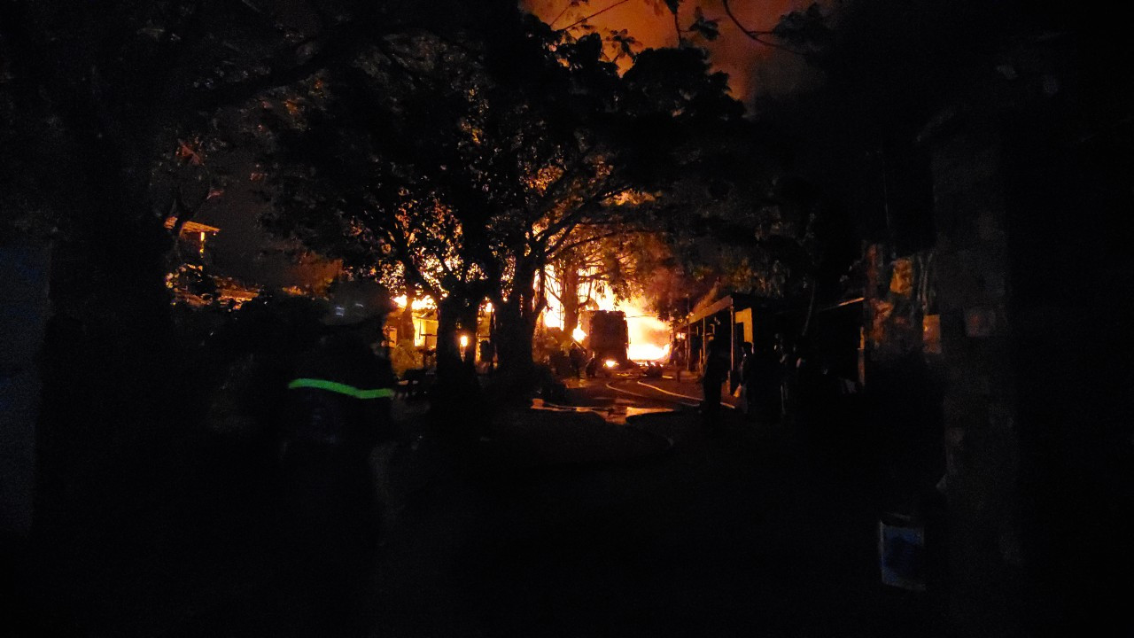 Công ty sản xuất nệm ở Sài Gòn chìm trong biển lửa ảnh 3