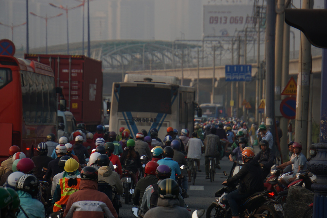 Cửa ngõ Sài Gòn kẹt xe kinh hoàng trong ngày đưa ông Táo về trời ảnh 7