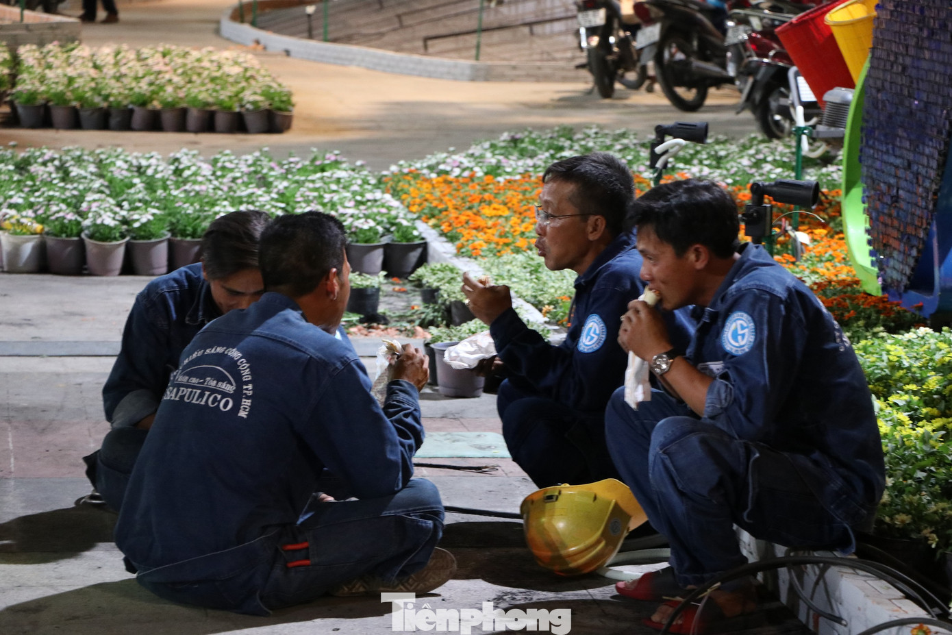 Thâu đêm thi công đường hoa Nguyễn Huệ phục vụ tết Nguyên đán ảnh 15