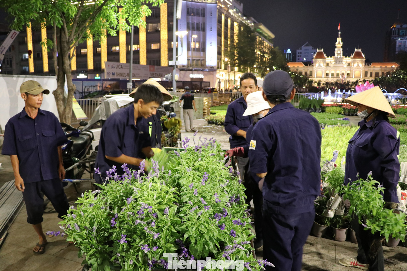 Thâu đêm thi công đường hoa Nguyễn Huệ phục vụ tết Nguyên đán ảnh 16