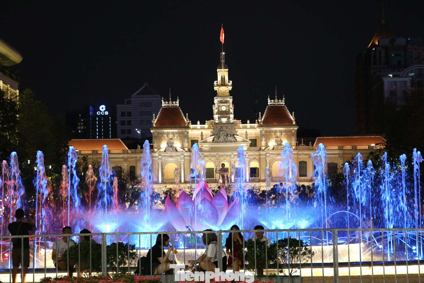 Thâu đêm thi công đường hoa Nguyễn Huệ phục vụ tết Nguyên đán ảnh 17