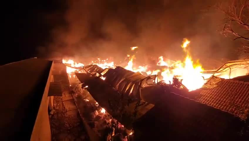 Công ty sản xuất nệm ở Sài Gòn chìm trong biển lửa ảnh 1