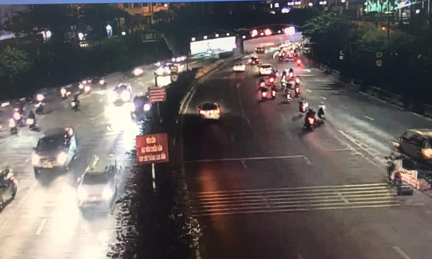 Xe khách bốc khói nghi ngút tối 26 tết, hàng chục người tháo chạy ảnh 1