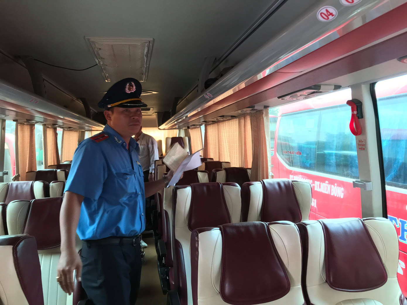 Tài xế xe khách bất ngờ vì bị CSGT kiểm tra nồng độ cồn trong bến xe ảnh 1