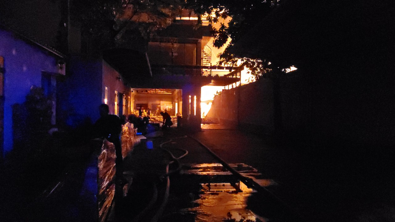 Công ty sản xuất nệm ở Sài Gòn chìm trong biển lửa ảnh 2