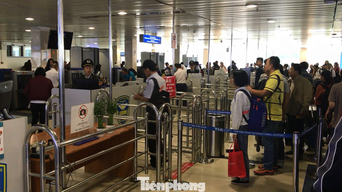 Sân bay Tân Sơn Nhất cung cấp điện thoại nóng và lưu ý khách hàng dịp Tết ảnh 1