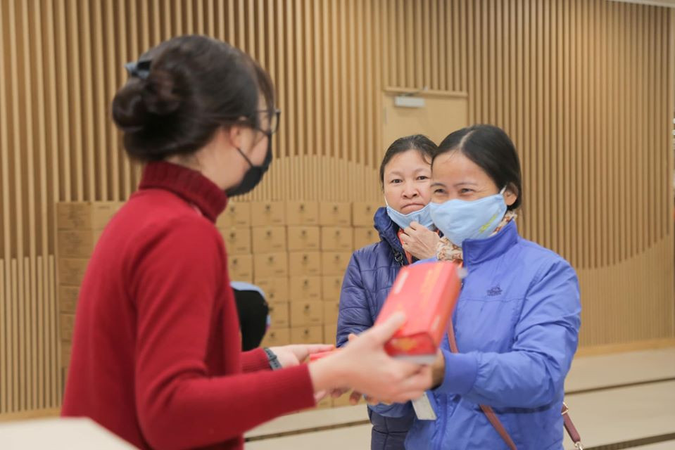 Công nhân nhận lì xì đầu năm bằng khẩu trang chống dịch virus corona ảnh 1