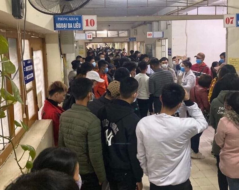 Chen chân khám sức khỏe, phủ kín lối hành lang bệnh viện ảnh 1