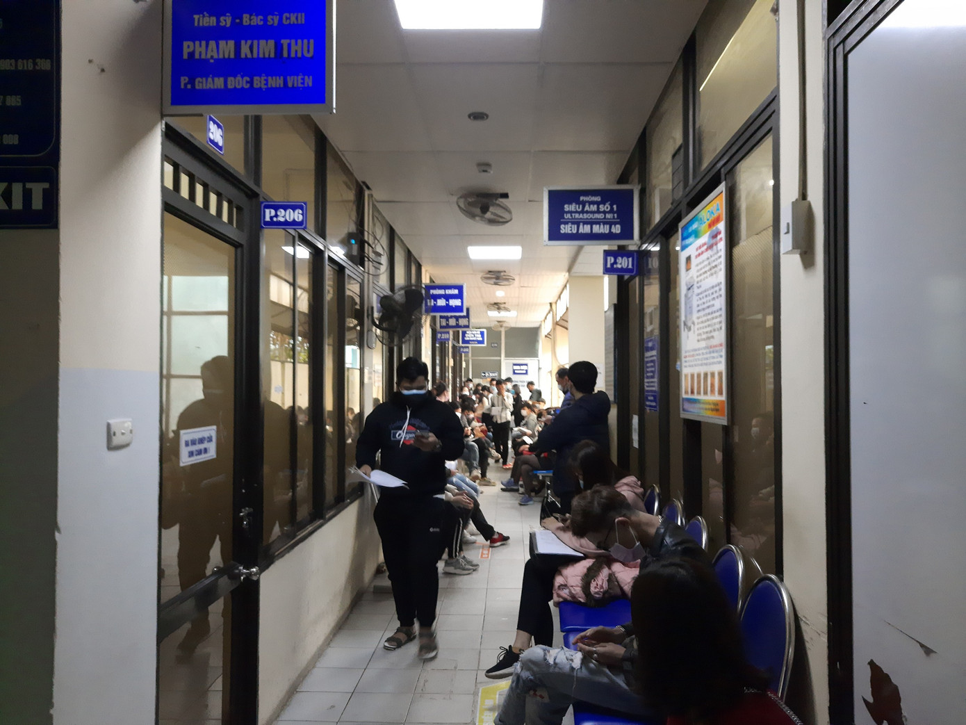 Chen chân khám sức khỏe, phủ kín lối hành lang bệnh viện ảnh 4
