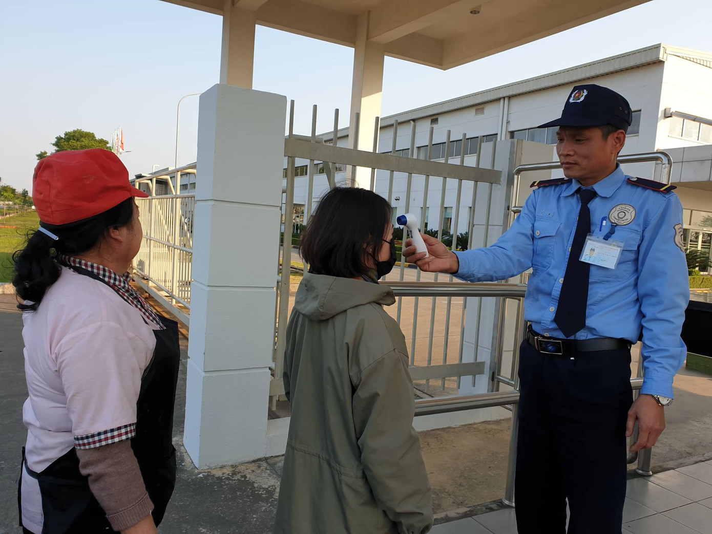 Công nhân nhận lì xì đầu năm bằng khẩu trang chống dịch virus corona ảnh 3