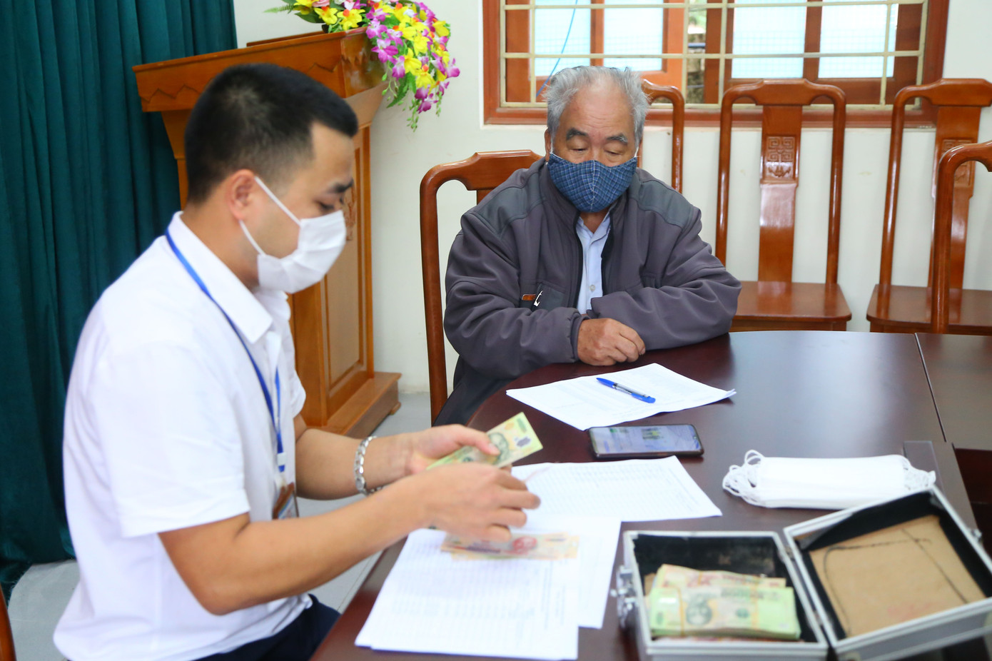 Theo ông Tiến, bước đầu, có khoảng 85 nghìn người đủ điều kiện được nhận hỗ trợ, với kinh phí tạm ứng khoảng 106 tỷ đồng. Người dân bắt đầu nhận hỗ trợ từ gói 62 nghìn tỷ đồng ảnh 1