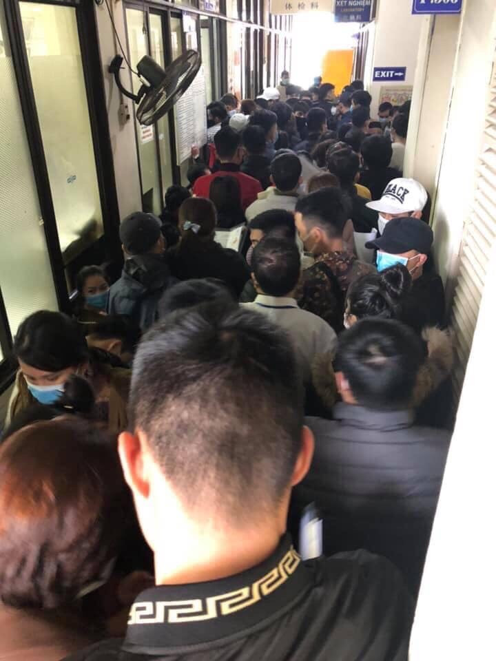 Chen chân khám sức khỏe, phủ kín lối hành lang bệnh viện ảnh 3