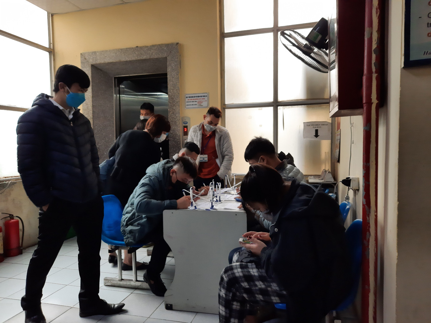 Chen chân khám sức khỏe, phủ kín lối hành lang bệnh viện ảnh 5