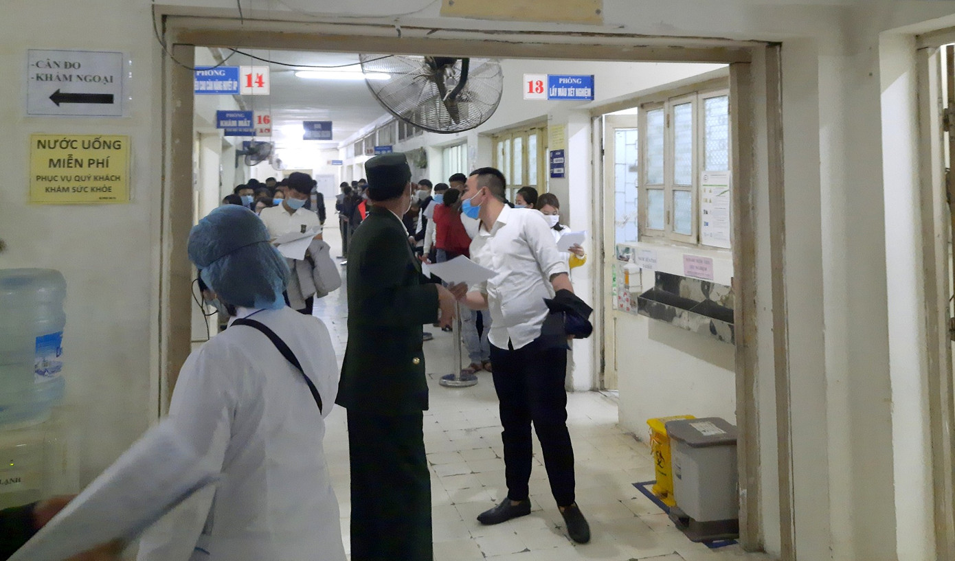 Chen chân khám sức khỏe, phủ kín lối hành lang bệnh viện ảnh 6