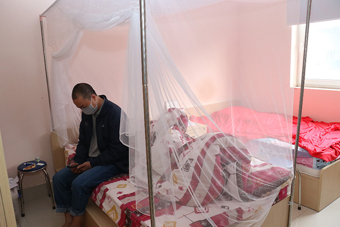 Lo lao động Trung Quốc bị ốm, công nhân tập trung trước cổng doanh nghiệp ảnh 1