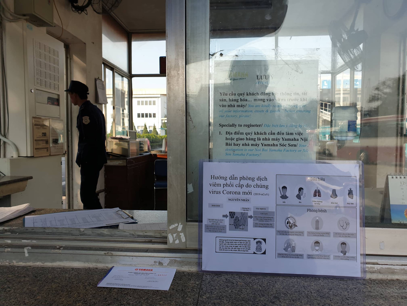 Công nhân nhận lì xì đầu năm bằng khẩu trang chống dịch virus corona ảnh 4