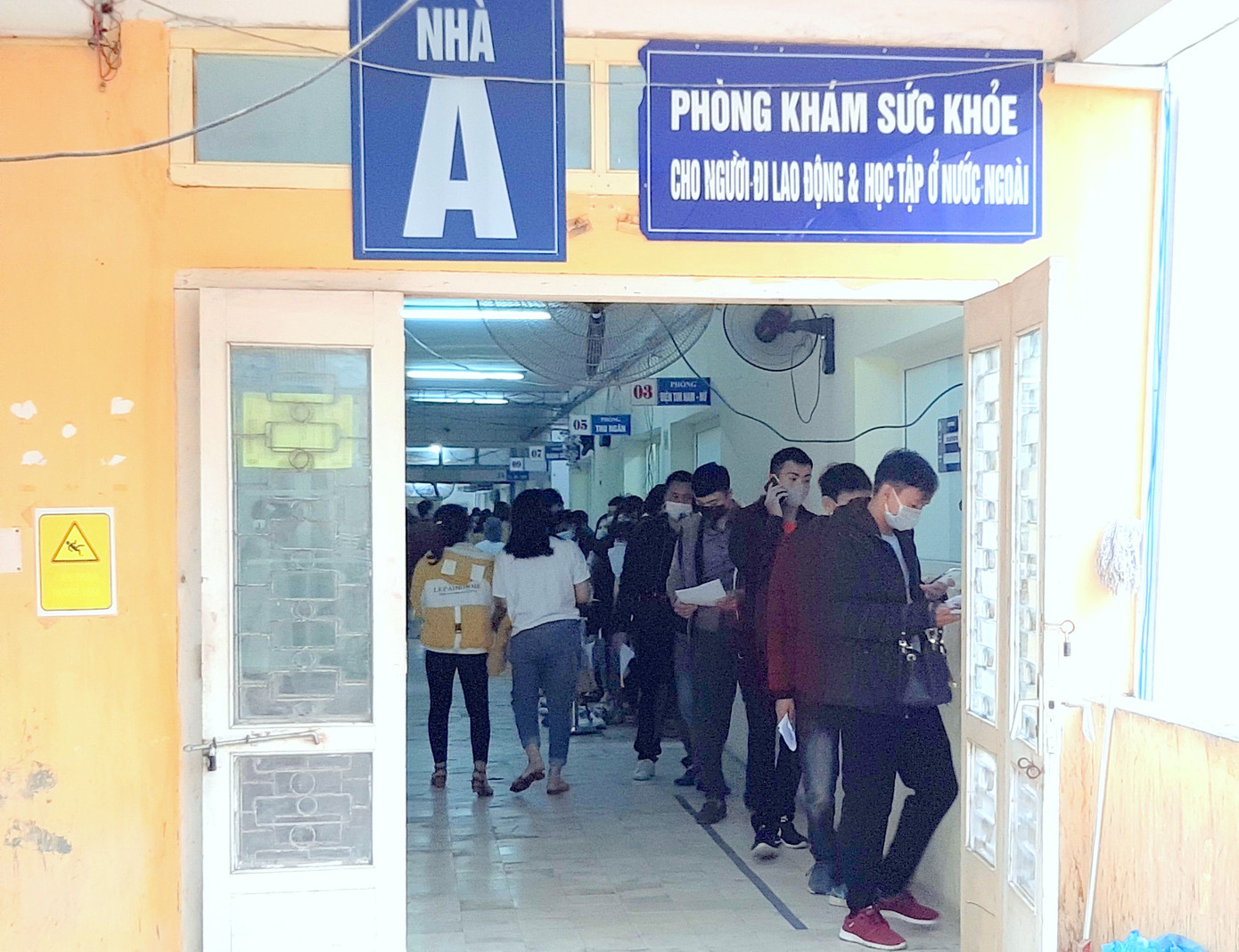 Chen chân khám sức khỏe, phủ kín lối hành lang bệnh viện ảnh 7