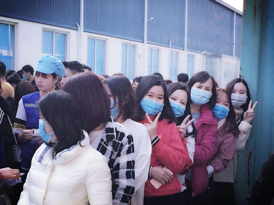 Công nhân nhận lì xì đầu năm bằng khẩu trang chống dịch virus corona ảnh 5