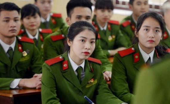 Đôi bạn 10 năm cõng nhau đến trường đạt điểm cao thi tốt nghiệp ảnh 1 Đôi bạn 10 năm cõng nhau đến trường đạt điểm cao thi tốt nghiệp ảnh 1