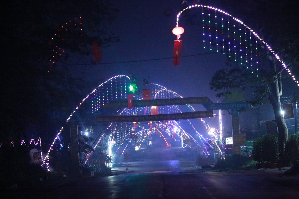 Đường phố, làng xóm miền Trung trang hoàng đẹp như cổ tích trước giao thừa ảnh 2